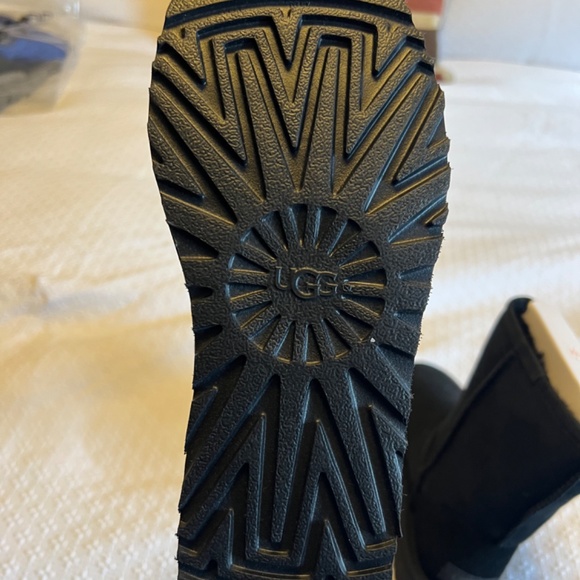 Uggs Classic Short Black US Sz 6 - Picture 3 of 3